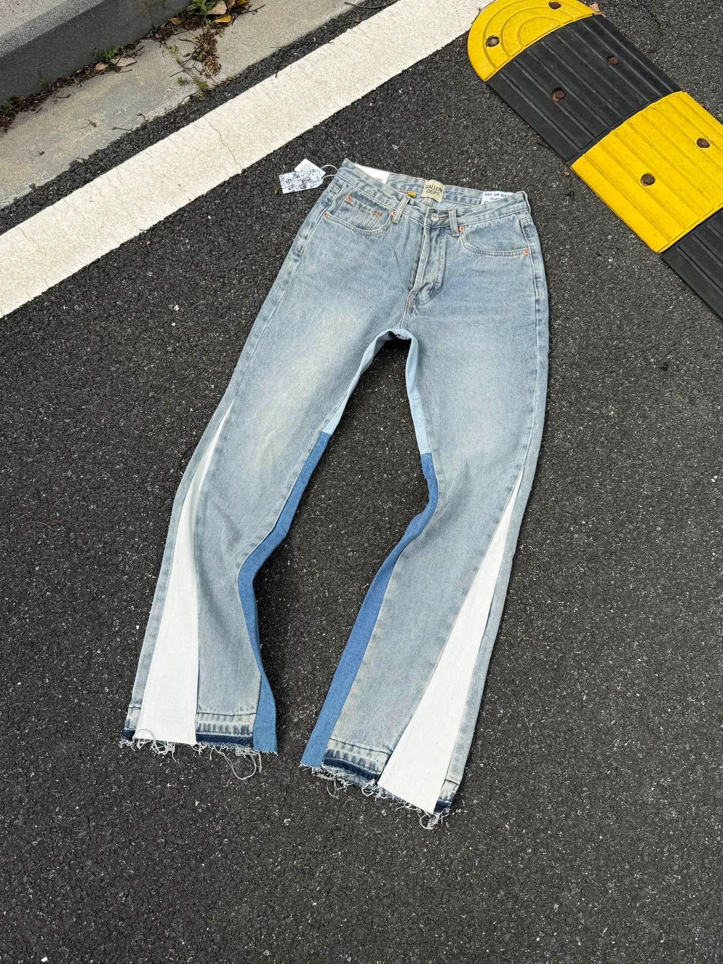 P246💰G11 GALLERY DEPT. Denim bell-bottoms, washed and distressed spliced ​​jeans. GALLERY is attracted by these bell-bottoms. Whether it is a reset of Carhartt or Levis, it creates a strong brand style. Since these pants are modified from rare vintage, the production capacity is limited. Therefore, after many icons wore them, these pants were once hard to find. Later, perhaps due to the improvement of GD's business in the past two years and the expansion of production lines, the brand itself lowered the price, so I can't wait any longer for these pants this year and will definitely buy them. During the process of the denim washing plant, the owner of the washing plant helped introduce a boss who had worked for Levi's foundry and started his own business. This also paved the way for the following styles. Therefore, Levi's remodeled single product for the base plate is really familiar. Whether it is the fabrics supplied or the lathes used in production, there is nothing to choose from. -Color: blue -Size: S-XXL (corresponding to 28-36)